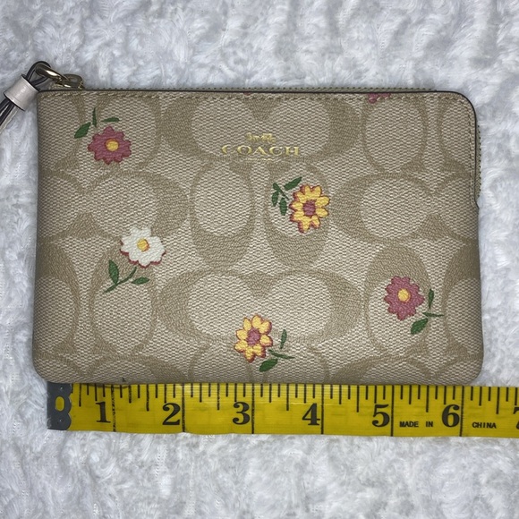 Sold Corner Zip Wristlet In Signature Canvas With Nostalgic Ditsy Print, flowers - Picture 5 of 7